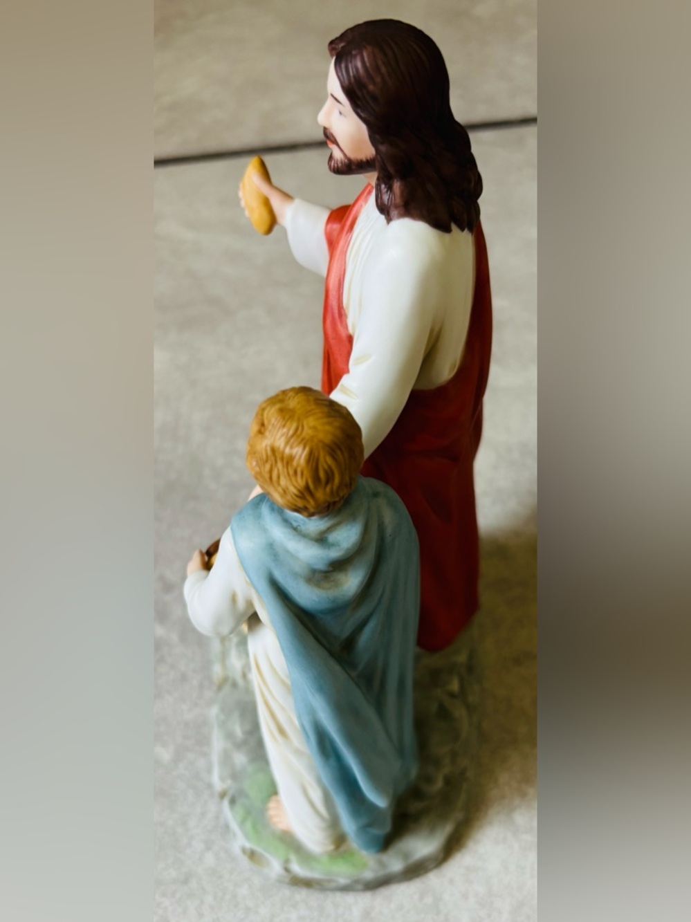 Vintage “Feeding the Multitudes" Jesus Figurine - Picture 4 of 11